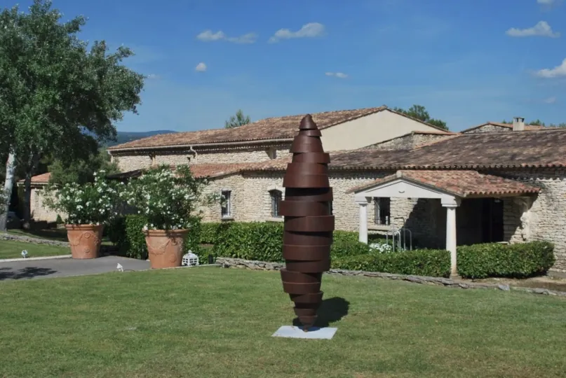 Vibrations est une sculpture monumentale de Félix Valdelièvre. Cette sculpture d'extérieur en acier corten a été exposée à l'hotel Phébus de Joucas en 2015