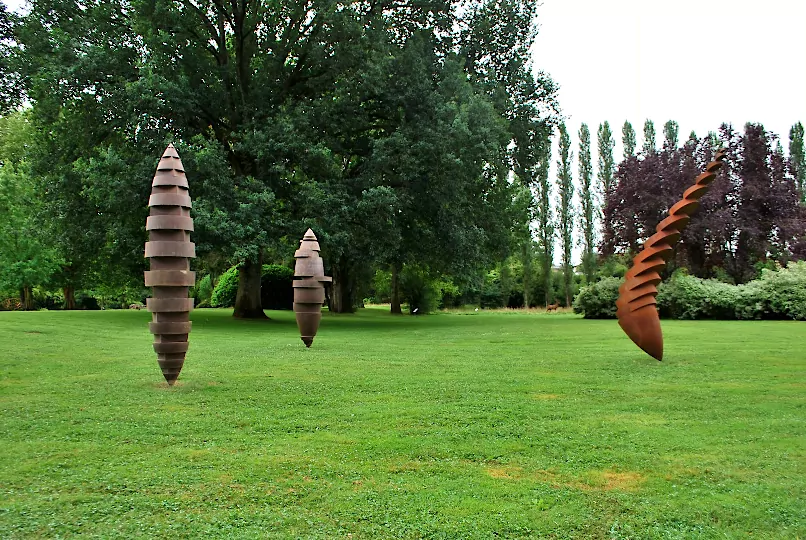 Trois sculptures monumentales en acier corten exposées en extérieur - Sculpture de Félix Valdelièvre, sculpteur sur métal à Cases de Pène